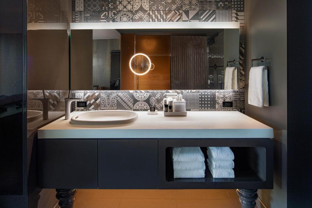 Spectacular King Room with Skyline View and Transfer Shower – Mobility AccessibleUpper Floor