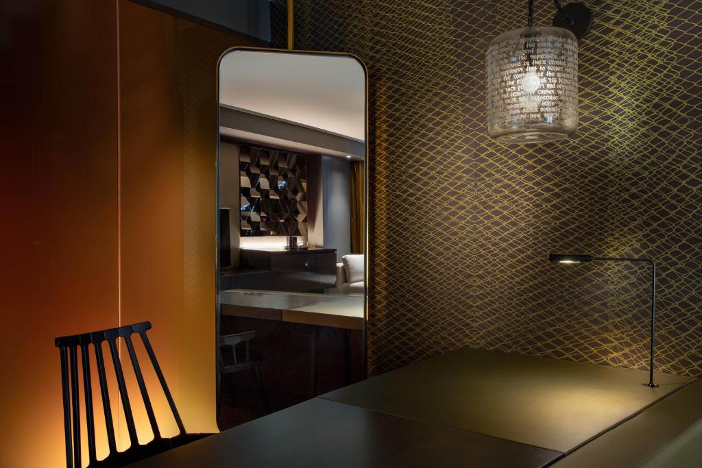 Spectacular King Room with Skyline View and Transfer Shower – Mobility AccessibleUpper Floor