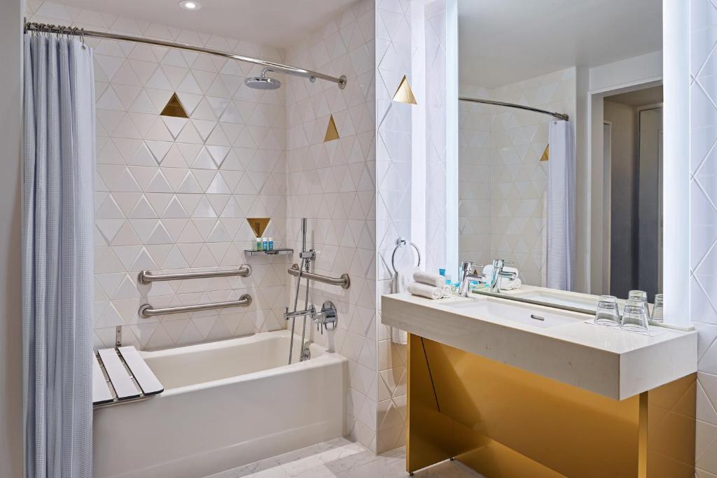 Cool Corner Guest room 1 King City view High Floor – Renovated