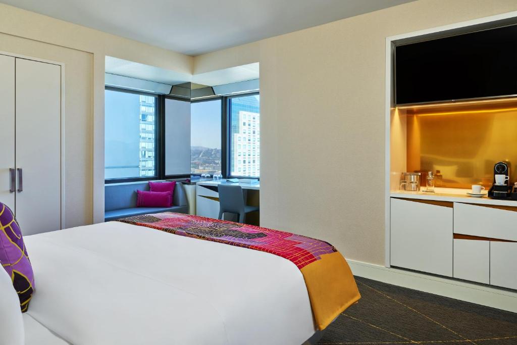 Corner King Room with City View and Roll-in Shower – Mobility and Hearing Accessible