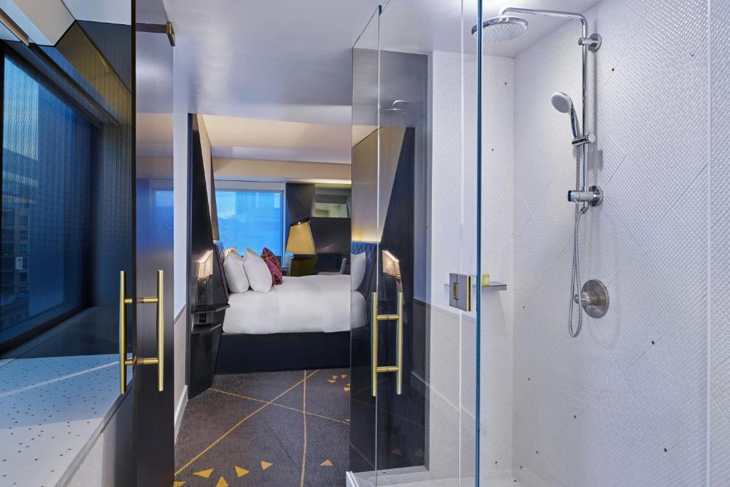 Studio Suite Larger Guest room 1 King City view High Floor – Renovated