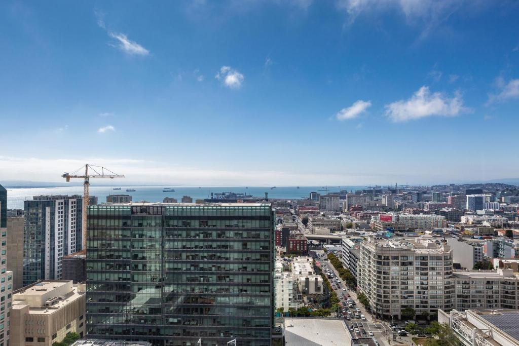 Studio Suite Larger Guest room 1 King City view High Floor – Renovated