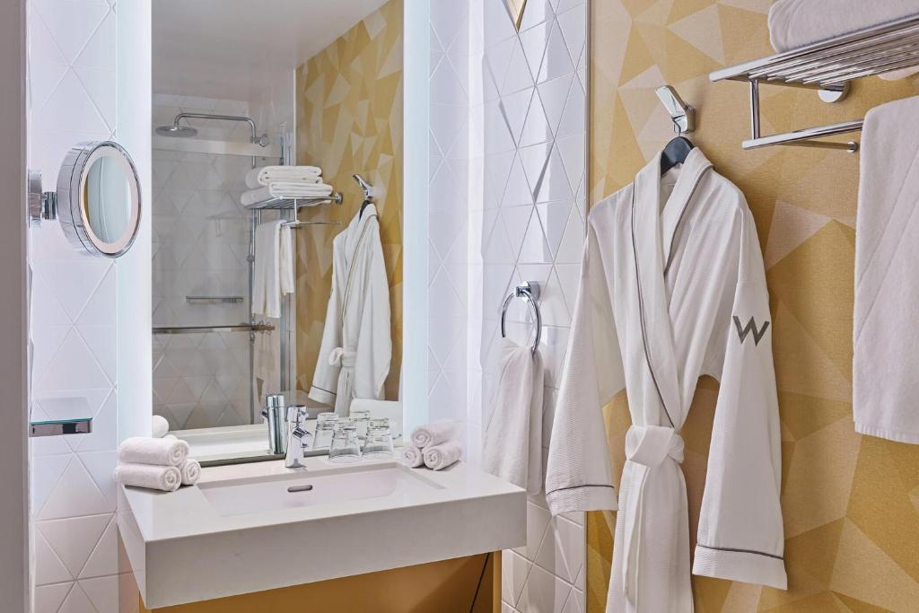 Studio Suite Larger Guest room 1 King City view High Floor – Renovated