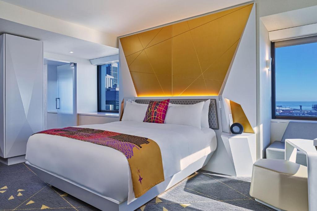 Studio Suite Larger Guest room 1 King City view High Floor – Renovated