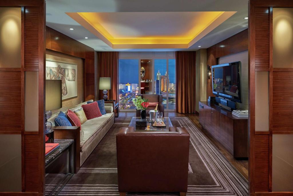 Penthouse King Suite with Panoramic View
