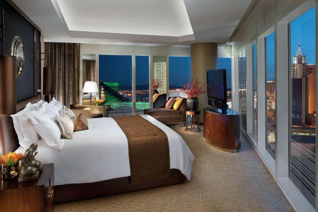 Penthouse King Suite with Panoramic View