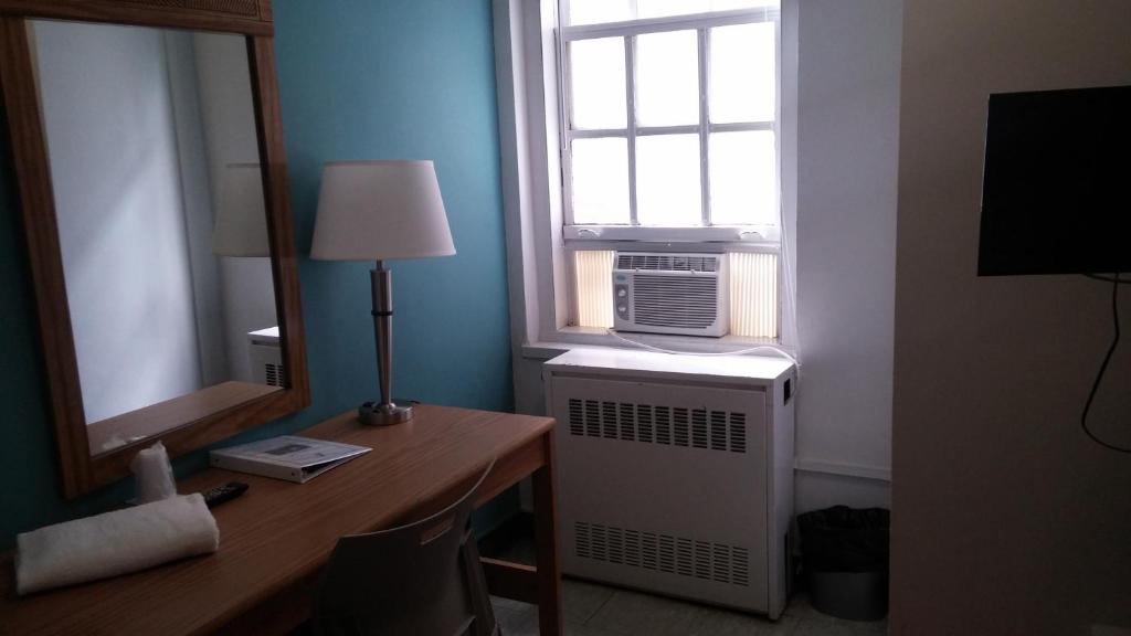 Bunk Bed Room with Shared Bathroom