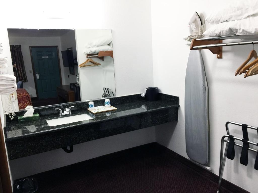 Queen Room – No Pets