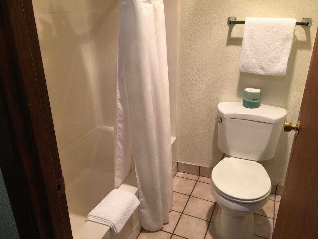 Queen Room – No Pets