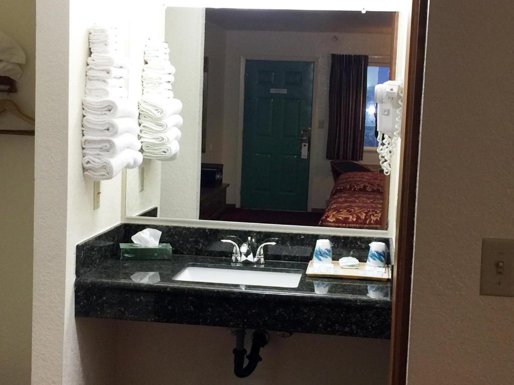 Queen Room with Two Queen Beds – No pets