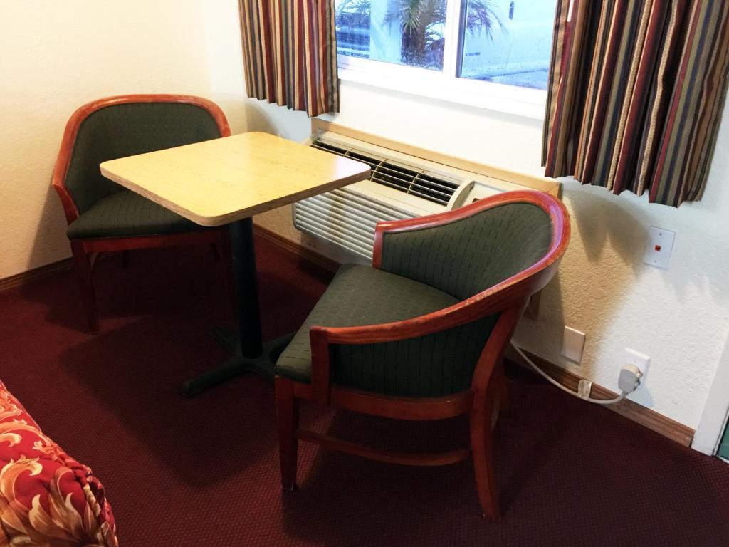 Queen Room with Two Queen Beds – No pets