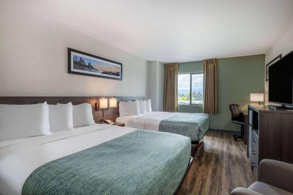 Queen Room with Two Queen Beds – Non-Smoking