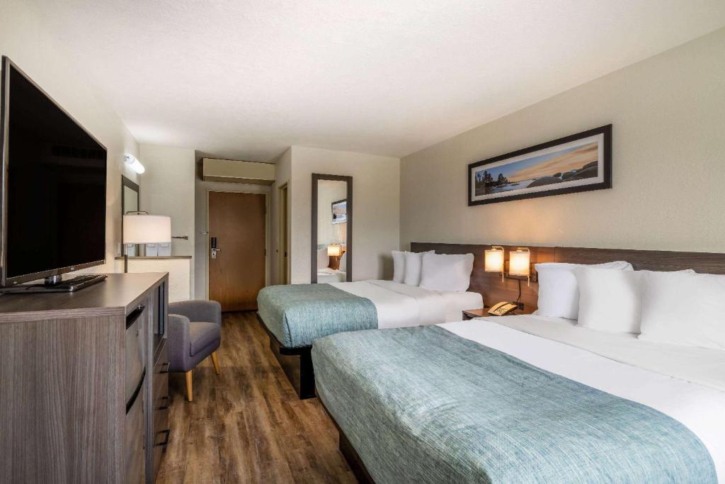 Queen Room with Two Queen Beds – Non-Smoking