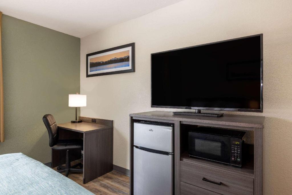 Queen Room with Two Queen Beds – Non-Smoking