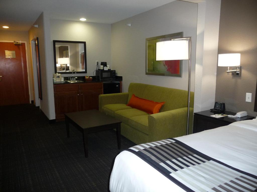 Deluxe King Room – Non-Smoking