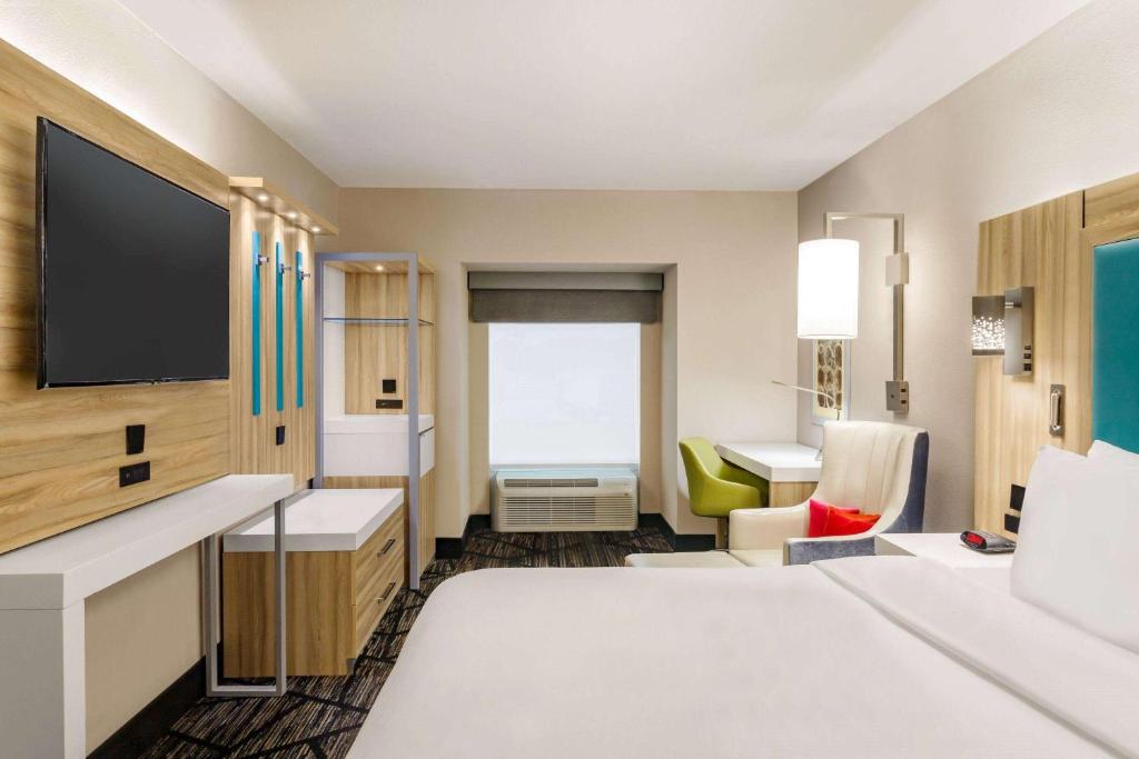 King Room with Bath Tub – Mobility AccessibleNon-Smoking