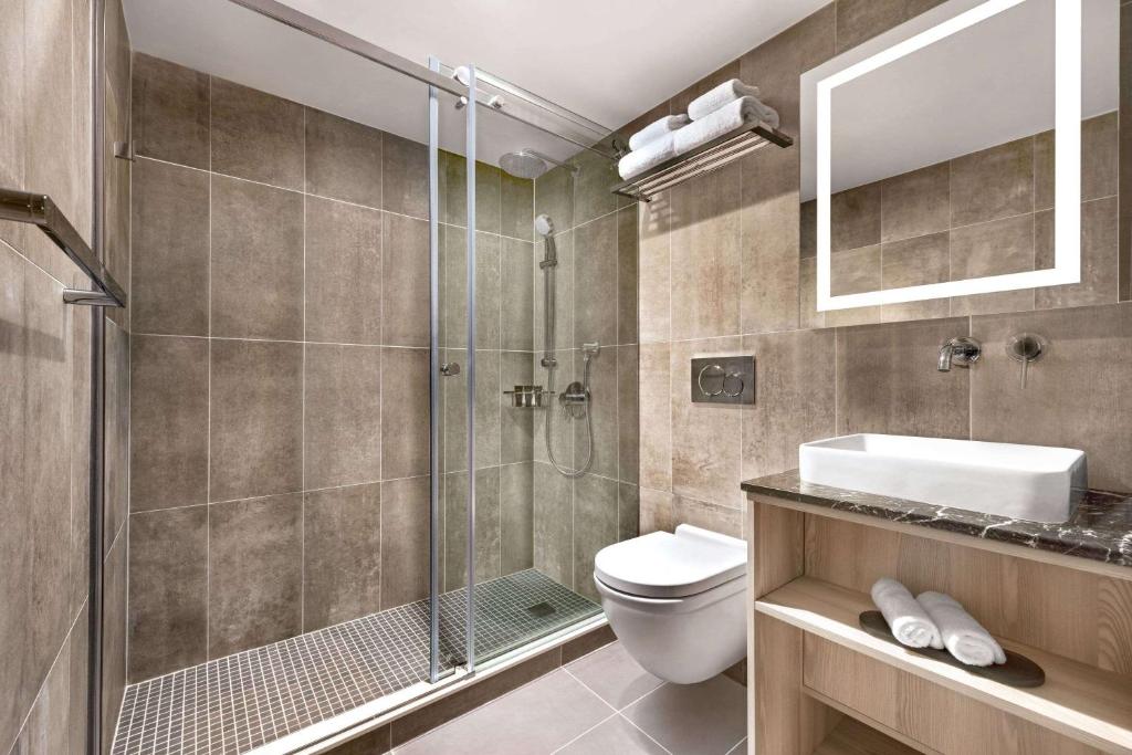 Queen Room with View – Non-Smoking