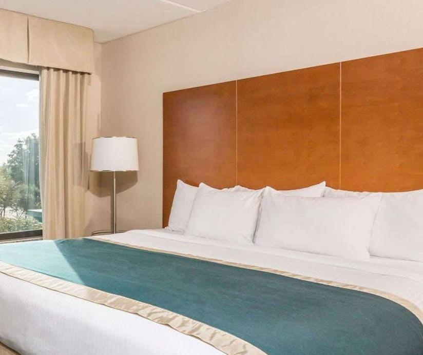 Deluxe King Room – Non-Smoking