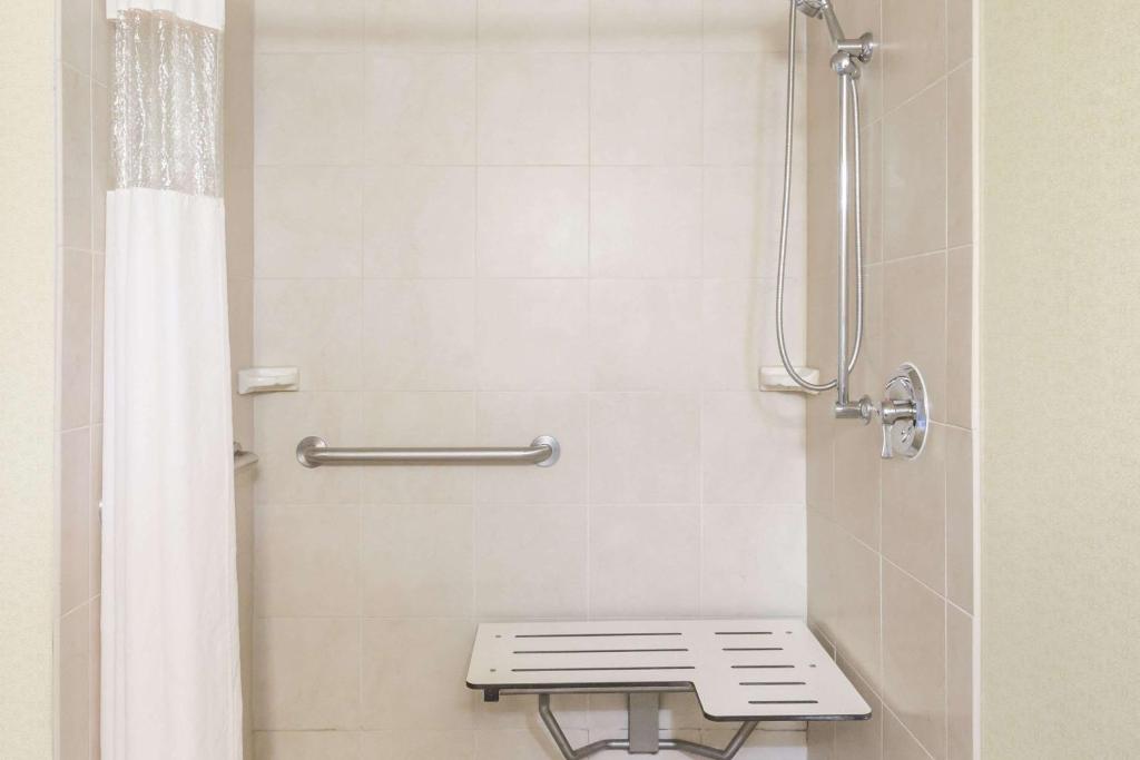 King Studio Suite with Bath Tub – Mobility AccessNon-Smoking