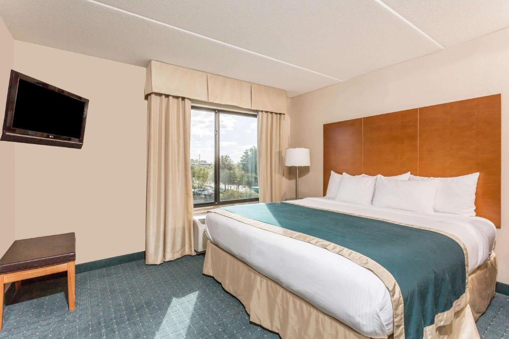 King Studio Suite with Bath Tub – Mobility AccessNon-Smoking