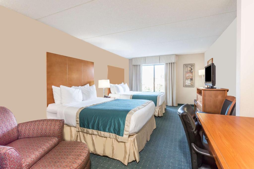 Queen Room with Two Queen Beds – Non-Smoking