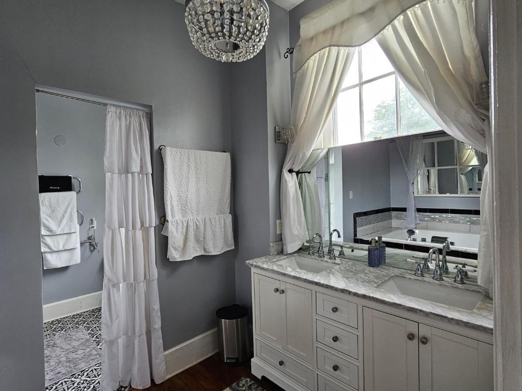 King Room with Spa Bath