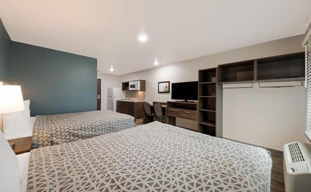 Queen Suite with Two Queen Beds – Non Smoking