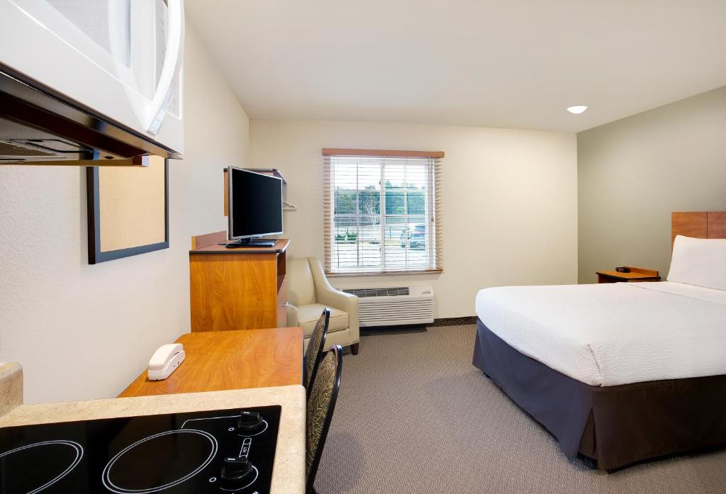 Queen Suite with Sofa – Non-Smoking