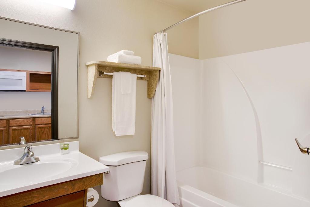 Queen Suite with Sofa – Non-Smoking