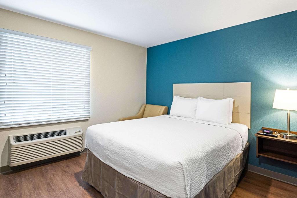 Queen Room  with Roll-In Shower – Disability AccessNon-Smoking