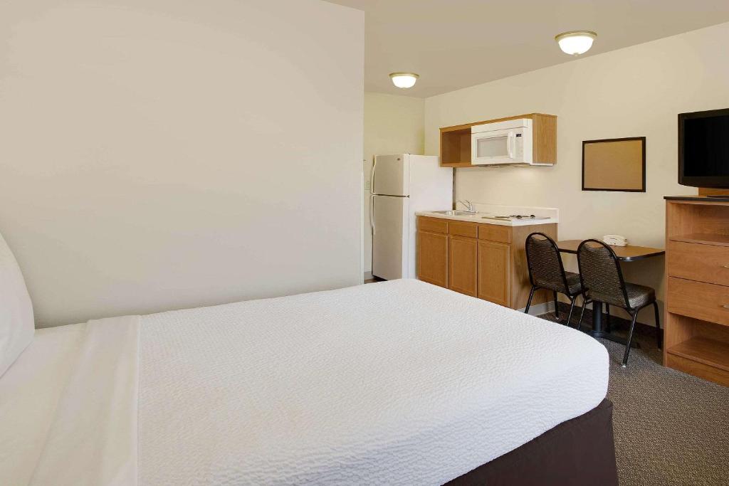 Queen Room  with Roll-In Shower – Disability AccessNon-Smoking