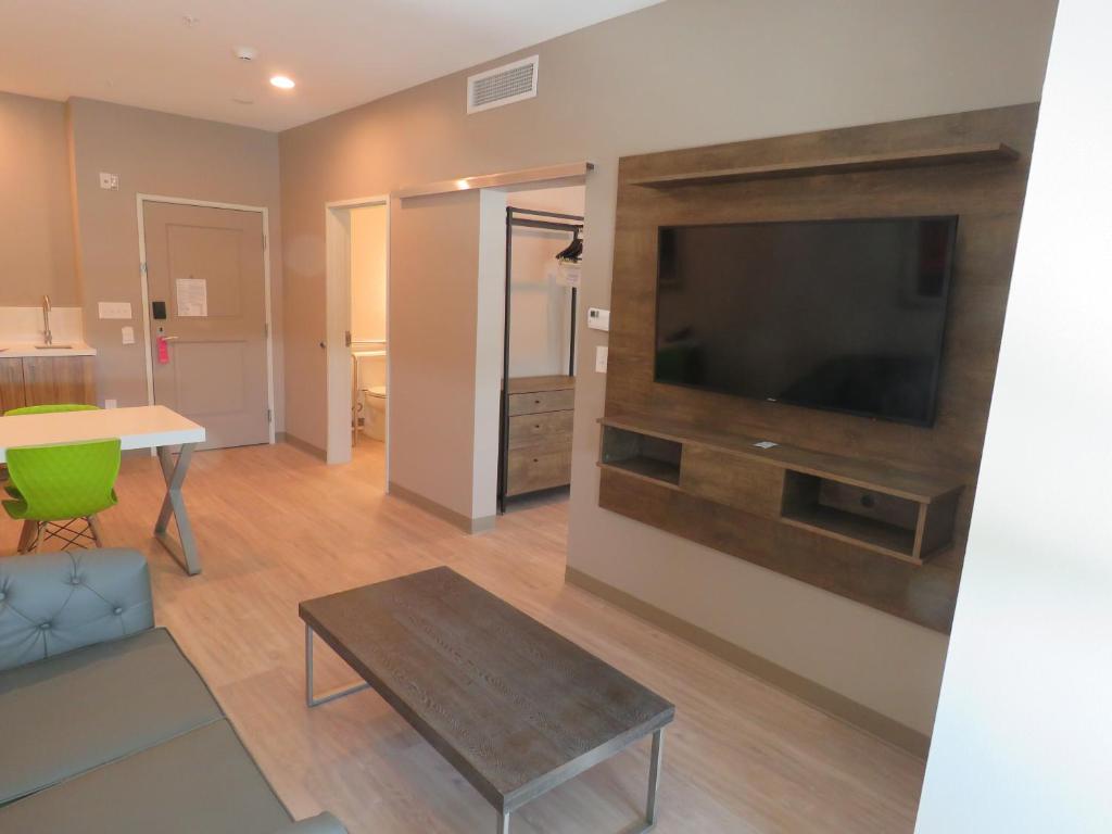 1 King Bed Mobility Accessible Room 1BR Suite Roll in shower Non-Smoking